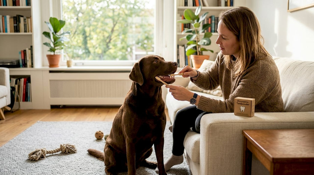 Vrouw verzorgt het gebit van haar hond met milieuvriendelijke producten